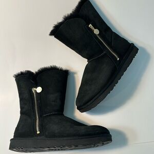 Ugg Women’s Bailey Zip Short Boot Size 8